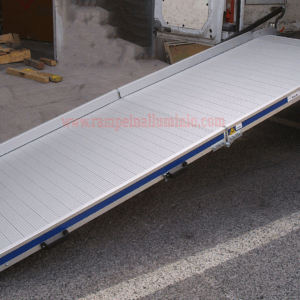 Allestimento interno professionale realizzato su Iveco Daily con scaffali per utensili da lavoro per artigiani e professionisti