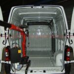 Allestimento professionale veicoli da lavoro realizzato su Fiat Doblò con scaffali per utensili da lavoro per aziende di assistenza tecnica